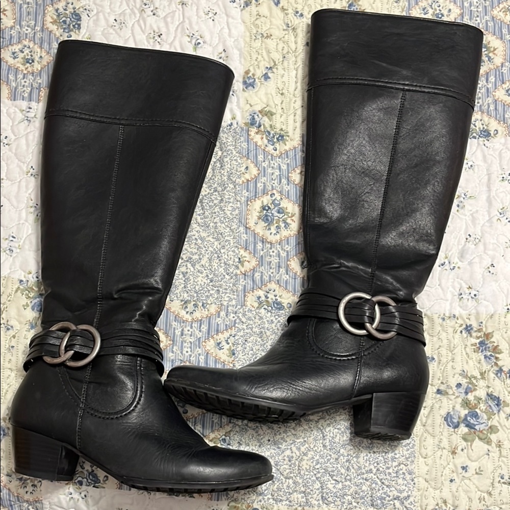 Elegant Black Heeled Boots with Buckle Detail